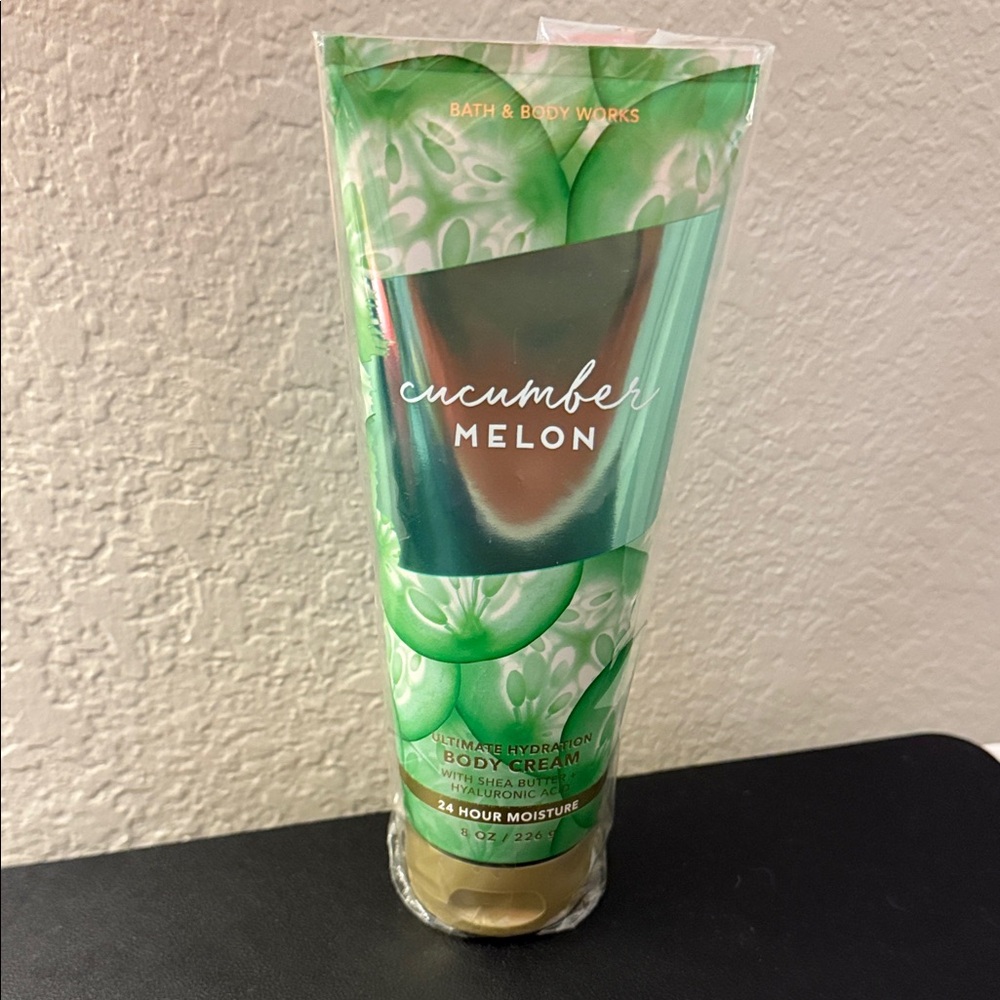 👠 3 for $ 30👠 Bath & Body Works Cucumber Melon Body Cream - Vibrant Green👠